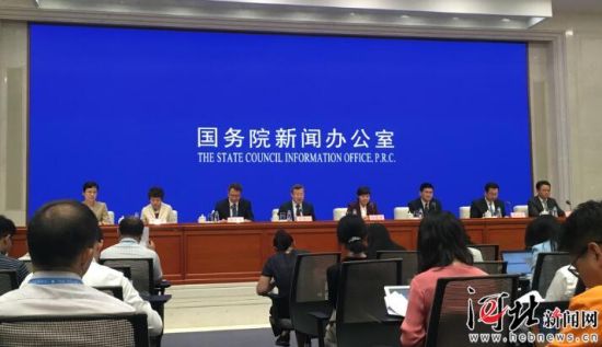8月26日，國(guó)務(wù)院新聞辦召開國(guó)務(wù)院政策例行吹風(fēng)會(huì)。圖為吹風(fēng)會(huì)現(xiàn)場(chǎng)。 記者李巍攝