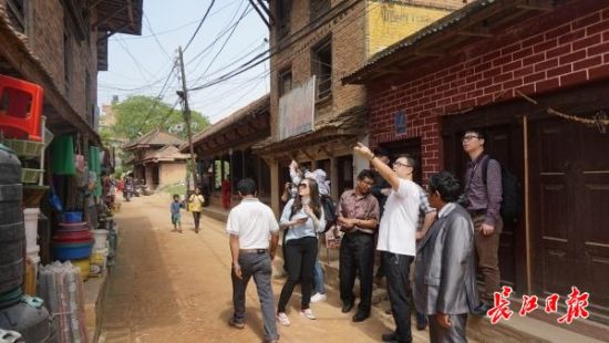 在尼泊爾，武漢市土地利用和城市空間規(guī)劃研究中心設(shè)計(jì)團(tuán)隊(duì)現(xiàn)場踏勘。(武漢市土地利用和城市空間規(guī)劃研究中心 供圖)