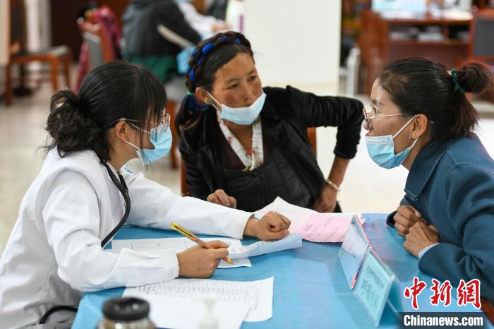 因不少農(nóng)牧民不會(huì)普通話，義診活動(dòng)現(xiàn)場，鄉(xiāng)政府為每位醫(yī)生配了一名翻譯。　江飛波 攝