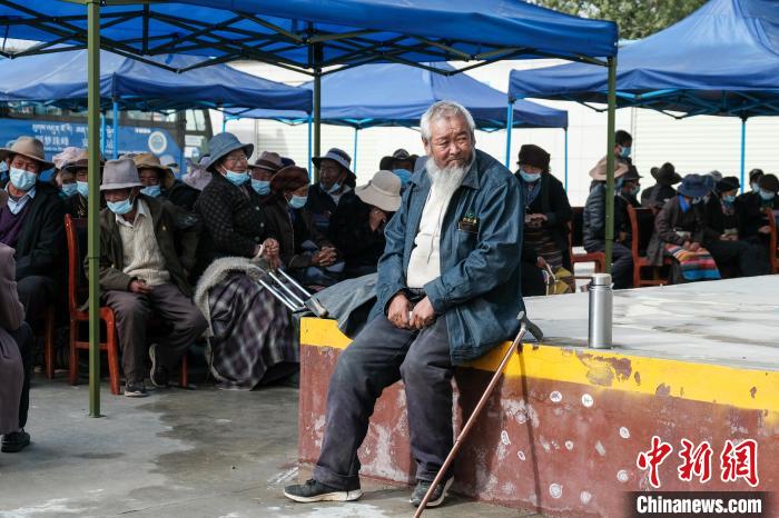 圖為日喀則桑珠孜區(qū)東嘎鄉(xiāng)農(nóng)牧民在義診室外等待。　江飛波 攝