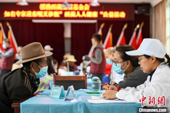 圖為9月11日，西藏日喀則桑珠孜區(qū)東嘎鄉(xiāng)義診現(xiàn)場?！〗w波 攝