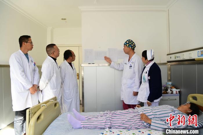 圖為何蔚副主任醫(yī)師(站右二)及團(tuán)隊(duì)術(shù)后對患者的肌肉訓(xùn)練、蛋白飲食等制定了每半日的康復(fù)計(jì)劃?！∝暩聛硭?攝