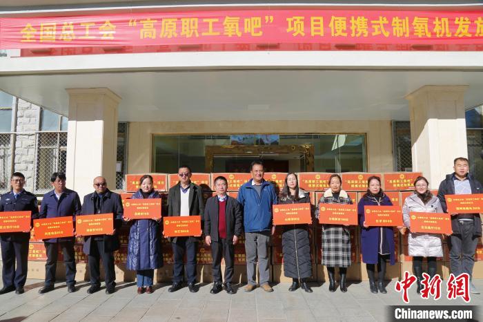 圖為發(fā)放儀式現(xiàn)場(chǎng)。　王李 攝