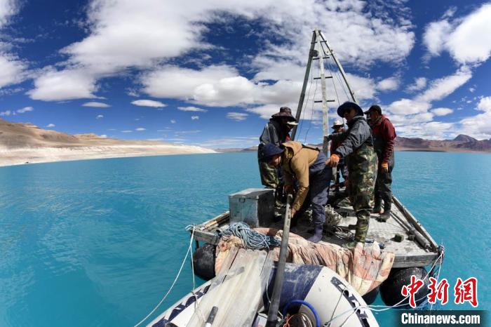 科考隊(duì)員在湖泊鉆探平臺(tái)上小心搬運(yùn)采集的巖芯樣品?！?lt;a target='_blank' ><p  align=