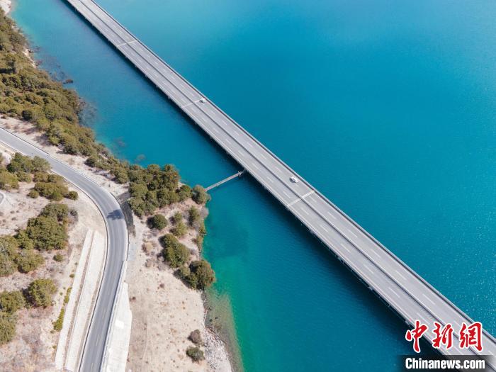 圖為西藏林拉高等級公路多布湖段風(fēng)光?！〗w波 攝