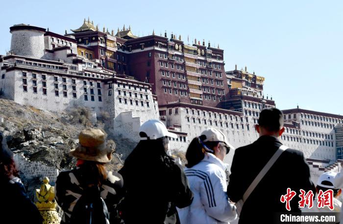 4月17日，游客在拉薩布達拉宮觀景臺拍照留念。　李林 攝