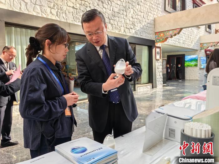 圖為簽約企業(yè)現(xiàn)場推介自己的產(chǎn)品?！≮w延 攝