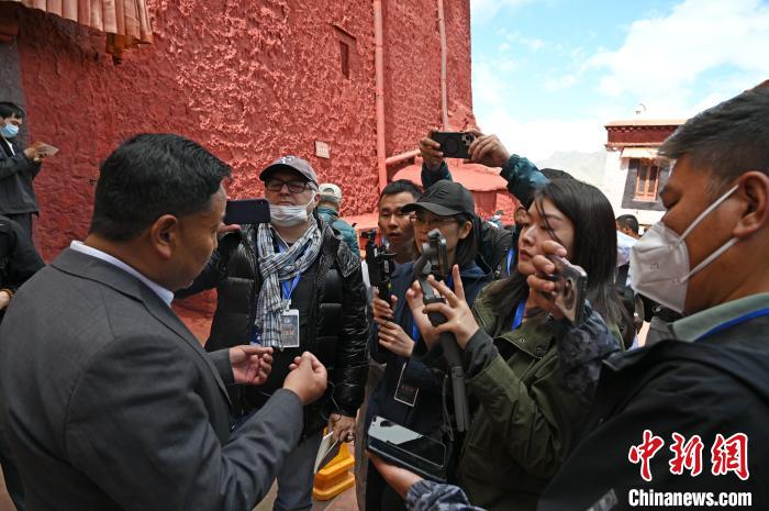 圖為中外媒體采訪布達拉宮管理處相關(guān)負(fù)責(zé)人?！≮w朗 攝