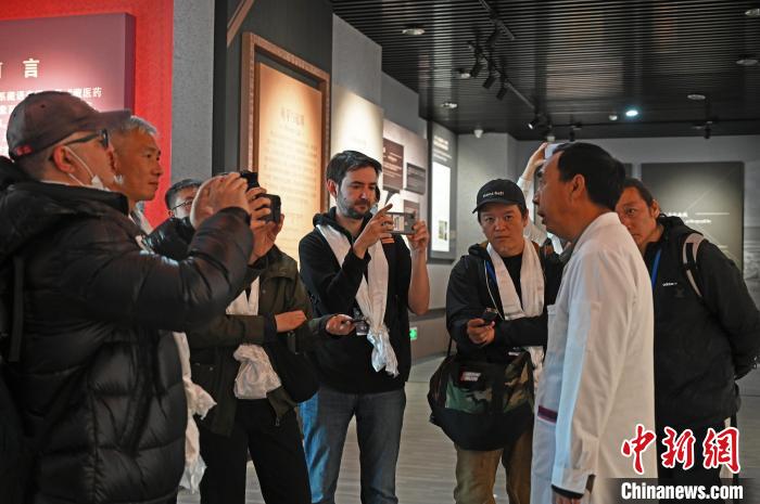 圖為中外媒體采訪西藏自治區(qū)藏醫(yī)院相關(guān)負(fù)責(zé)人。　趙朗 攝