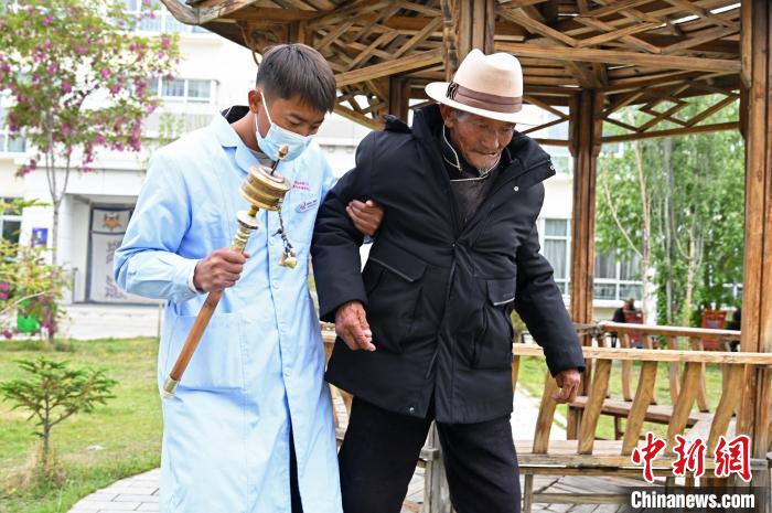 圖為曲松縣特困人員集中供養(yǎng)中心老人索朗歐珠?！≮w朗 攝