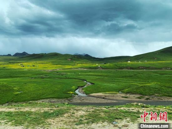 自2005年啟動三江源生態(tài)保護(hù)和建設(shè)工程以來，果洛州共治理黑土灘315.11萬畝，使果洛州生態(tài)環(huán)境15年來得到明顯好轉(zhuǎn)。　孫睿 攝