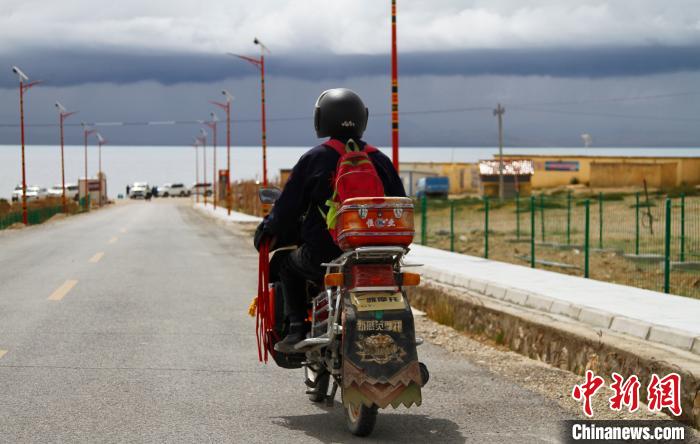 圖為白瑪從家中前往湖邊巡邏?！≮w朗 攝