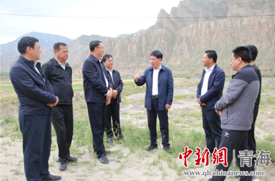 圖為黃南州有關領導現(xiàn)場踏勘、督導生態(tài)環(huán)保責任落實情況現(xiàn)場。黃宣攝