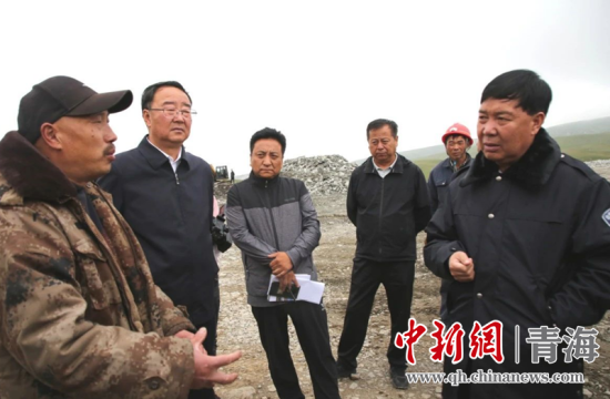 圖為黃南州有關(guān)領(lǐng)導(dǎo)現(xiàn)場(chǎng)踏勘、督導(dǎo)生態(tài)環(huán)保責(zé)任落實(shí)情況現(xiàn)場(chǎng)。黃宣攝