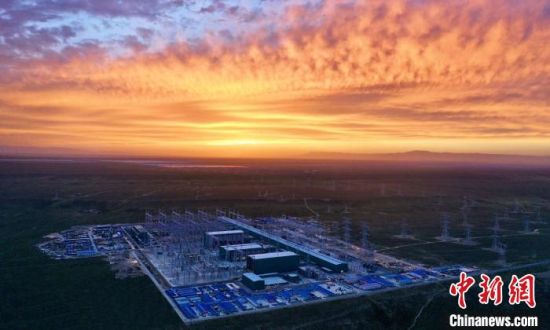 圖為朝霞下的青南換流站?！?guó)網(wǎng)青海檢修公司供圖 　　