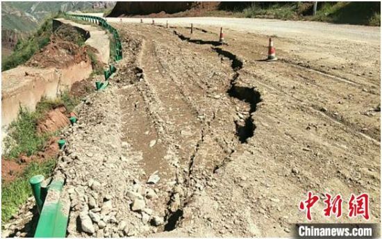 圖為發(fā)生路基下沉滑移險(xiǎn)情的路段。果洛公路總段供圖