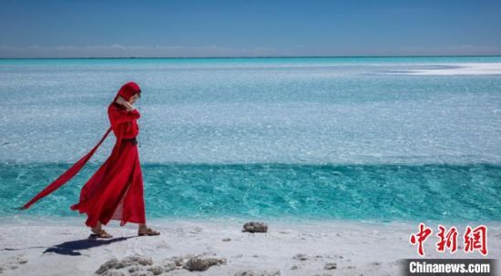 圖為地處柴達木盆地的東臺吉乃爾湖?！∧獑⒚鳌z