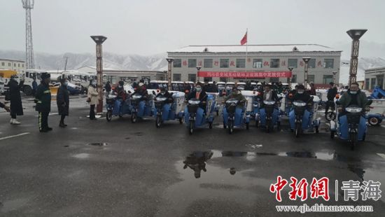 圖為環(huán)衛(wèi)設施集中發(fā)放儀式現(xiàn)場。甘恩超 攝