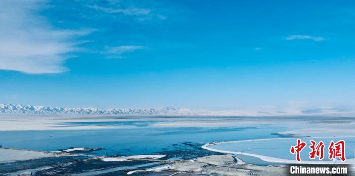 圖為冬季茶卡天空壹號(hào)景區(qū)?！±罱瓕?攝
