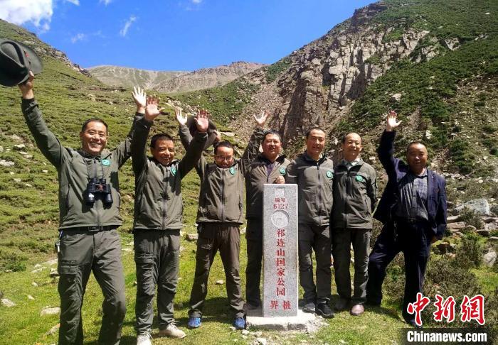 圖為管護(hù)員們難得的一次合影。受訪者供圖