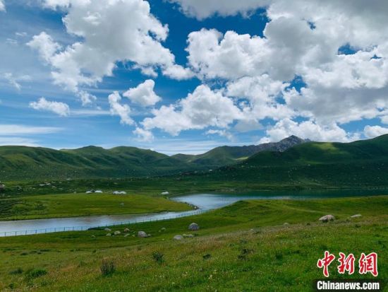 圖為果洛州境內(nèi)的年保玉則。（資料圖）　孫?！z