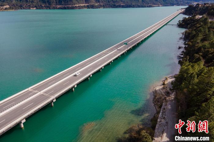 資料圖為西藏拉薩至林芝高等級(jí)公路多布湖風(fēng)光。　江飛波 攝