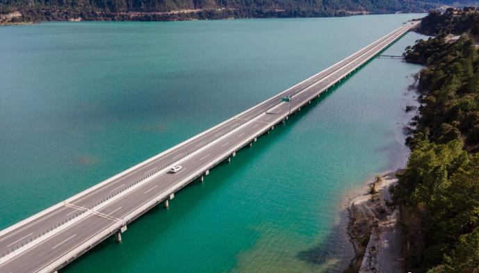 資料圖為西藏拉薩至林芝高等級(jí)公路多布湖風(fēng)光?！〗w波 攝