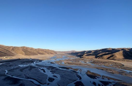 圖為三江源腹地，黃河流經(jīng)達(dá)日縣。（資料圖） 孫睿 攝 　　