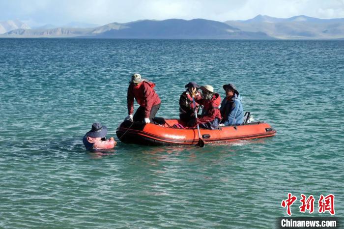 科考隊員乘充氣快艇考察扎日南木錯歸來?！?lt;a target='_blank' ><p  align=