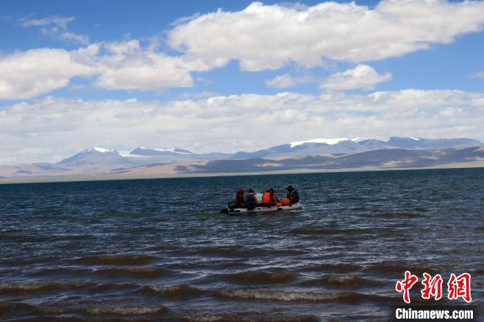 科考隊(duì)員向湖心進(jìn)發(fā)，風(fēng)浪越來越大?！?lt;a target='_blank' ><p  align=