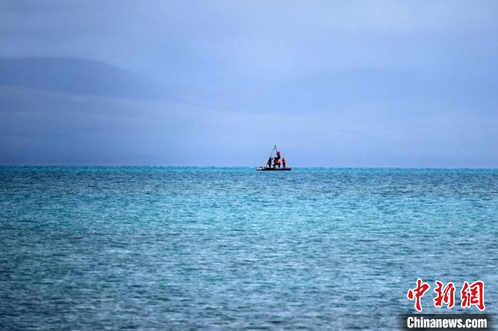 從岸邊營(yíng)地以長(zhǎng)焦鏡頭遠(yuǎn)眺，科考隊(duì)員在巴木錯(cuò)作業(yè)?！?lt;a target='_blank' ><p  align=