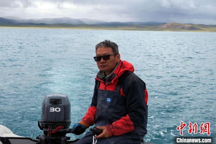 本次科考領(lǐng)隊(duì)、中科院青藏高原所侯居峙研究員駕駛充氣快艇?！?lt;a target='_blank' ><p  align=