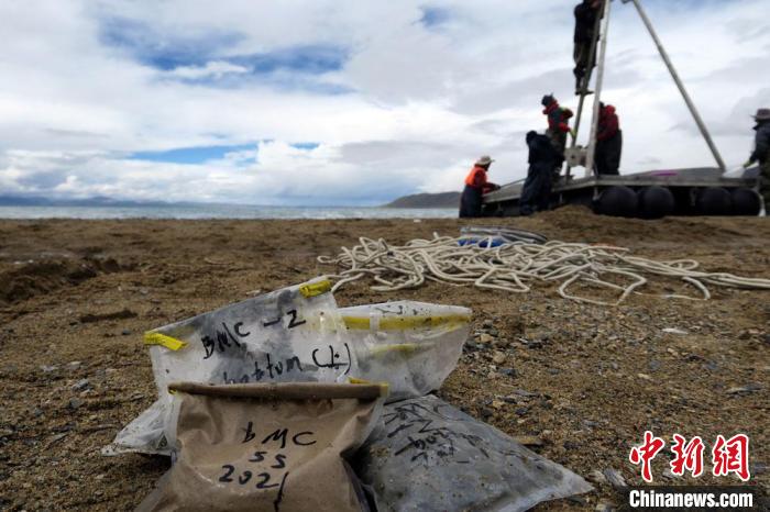 科考隊(duì)員從巴木錯(cuò)采集的科研樣品?！?lt;a target='_blank' ><p  align=