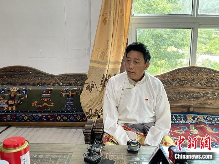 巴卡村黨支部書(shū)記、村委會(huì)主任尼瑪次仁。周璟 攝