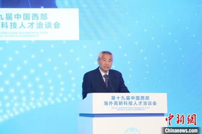 全國政協(xié)副主席、九三學(xué)社中央常務(wù)副主席邵鴻出席論壇并致辭?！∷拇ㄊ∥y(tǒng)戰(zhàn)部供圖