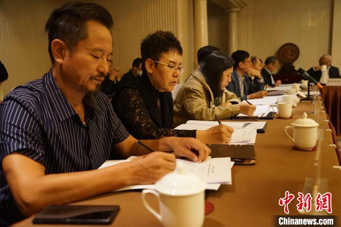 圖為座談會現(xiàn)場?！∨擞隄?攝