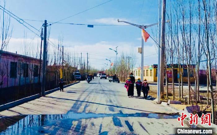 圖為黃河源昆侖社區(qū)馬路的一角?！「駹柲臼形麄鞑?供圖
