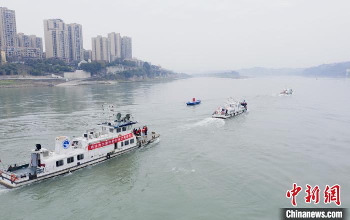 聯(lián)合巡江守護活動現(xiàn)場。　江安縣融媒體中心 攝