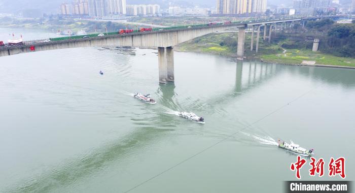 聯(lián)合巡江守護活動現(xiàn)場?！〗部h融媒體中心 攝