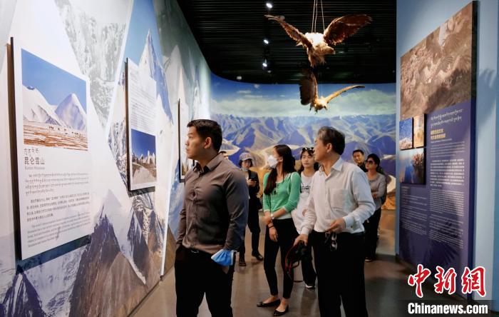 圖為中外嘉賓參觀玉樹州博物館?！●R銘言 攝