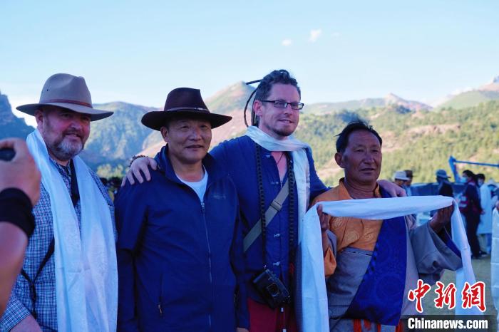 圖為當(dāng)?shù)孛癖娕c外籍?dāng)z影師合影留念?！●R銘言 攝