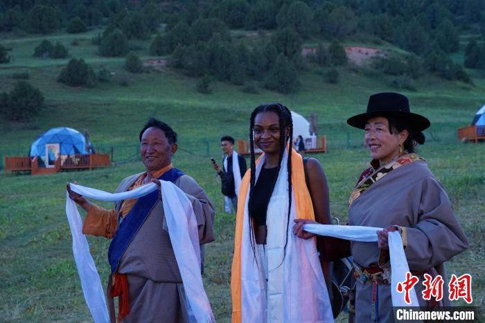 圖為當(dāng)?shù)孛癖娕c外籍留學(xué)生合影留念?！●R銘言 攝