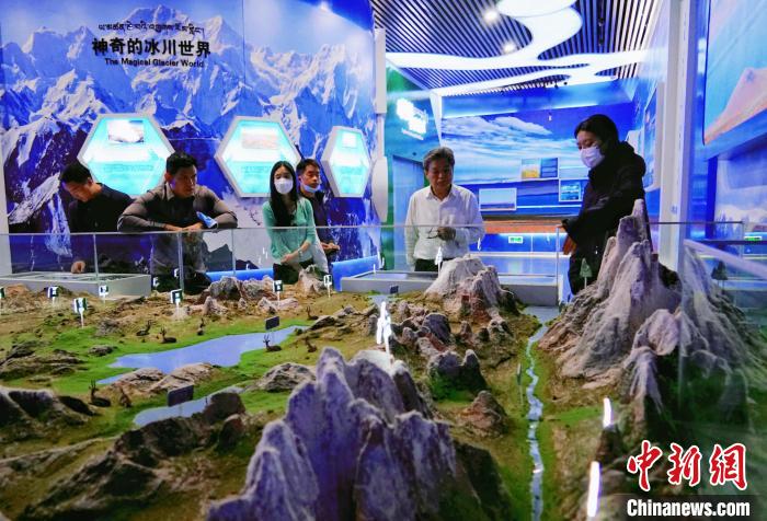 圖為中外嘉賓在玉樹州博物館內(nèi)參觀?！●R銘言 攝