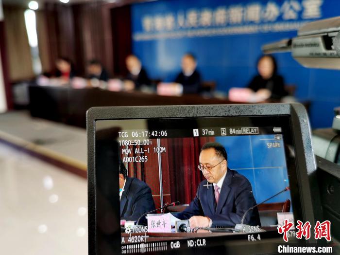 圖為青海省水利廳廳長(zhǎng)張世豐參加新聞發(fā)布會(huì)?！?zhí)砀?攝