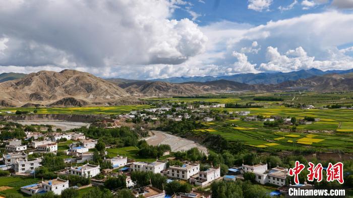 圖為依地形而建的西藏拉薩市尼木縣村居?！≈x牧 攝