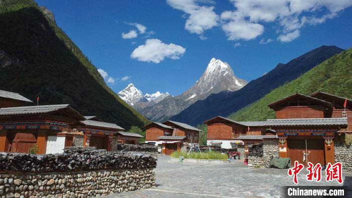 圖為西藏林芝市工布江達(dá)縣錯高古村?！≈x牧 攝
