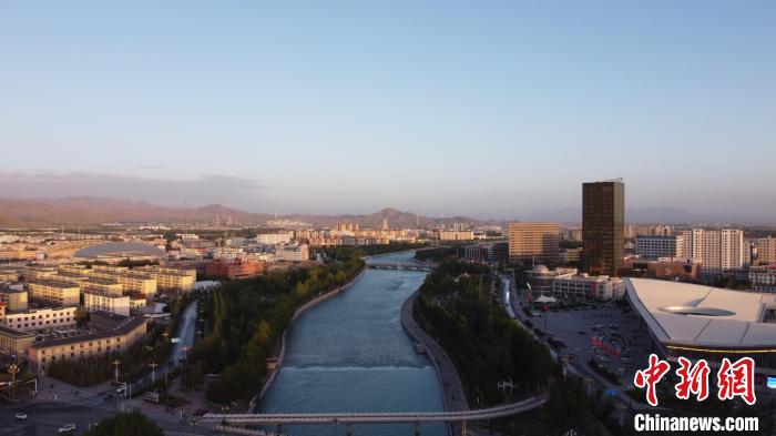 圖為無(wú)人機(jī)航拍德令哈巴音河?！『钨婚?攝