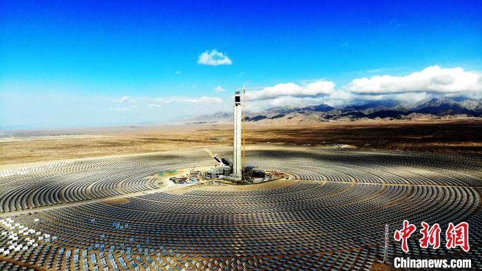 圖為德令哈光伏產(chǎn)業(yè)園。　孫睿 攝