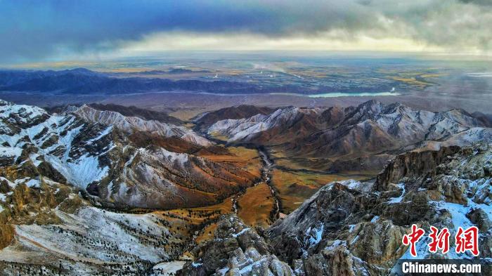 圖為柴達(dá)木盆地柏樹(shù)山森林地質(zhì)公園云霧繚繞?！“蛨D那生 攝