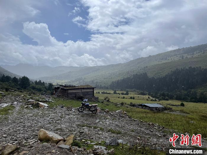 圖為9月28日一輛停在牧場上的摩托車。 <a target='_blank' href='/'><p  align=